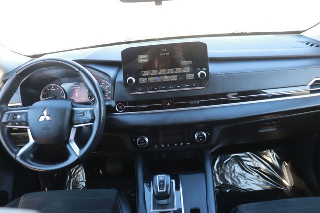 Used 2024 Mitsubishi Outlander SE image 16