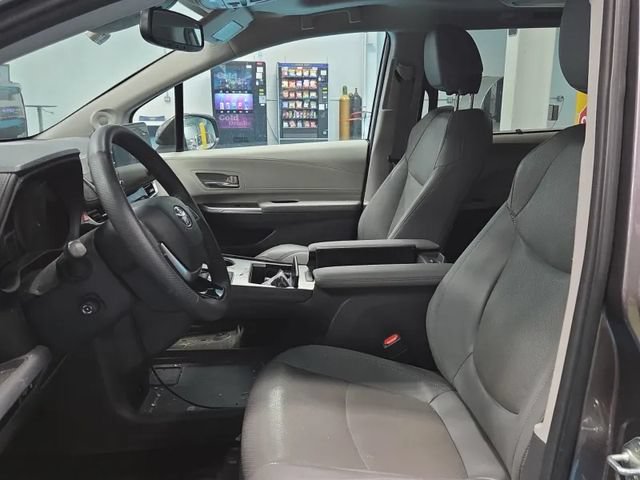 Used 2023 Toyota Sienna Limited AWD/4WD image 2