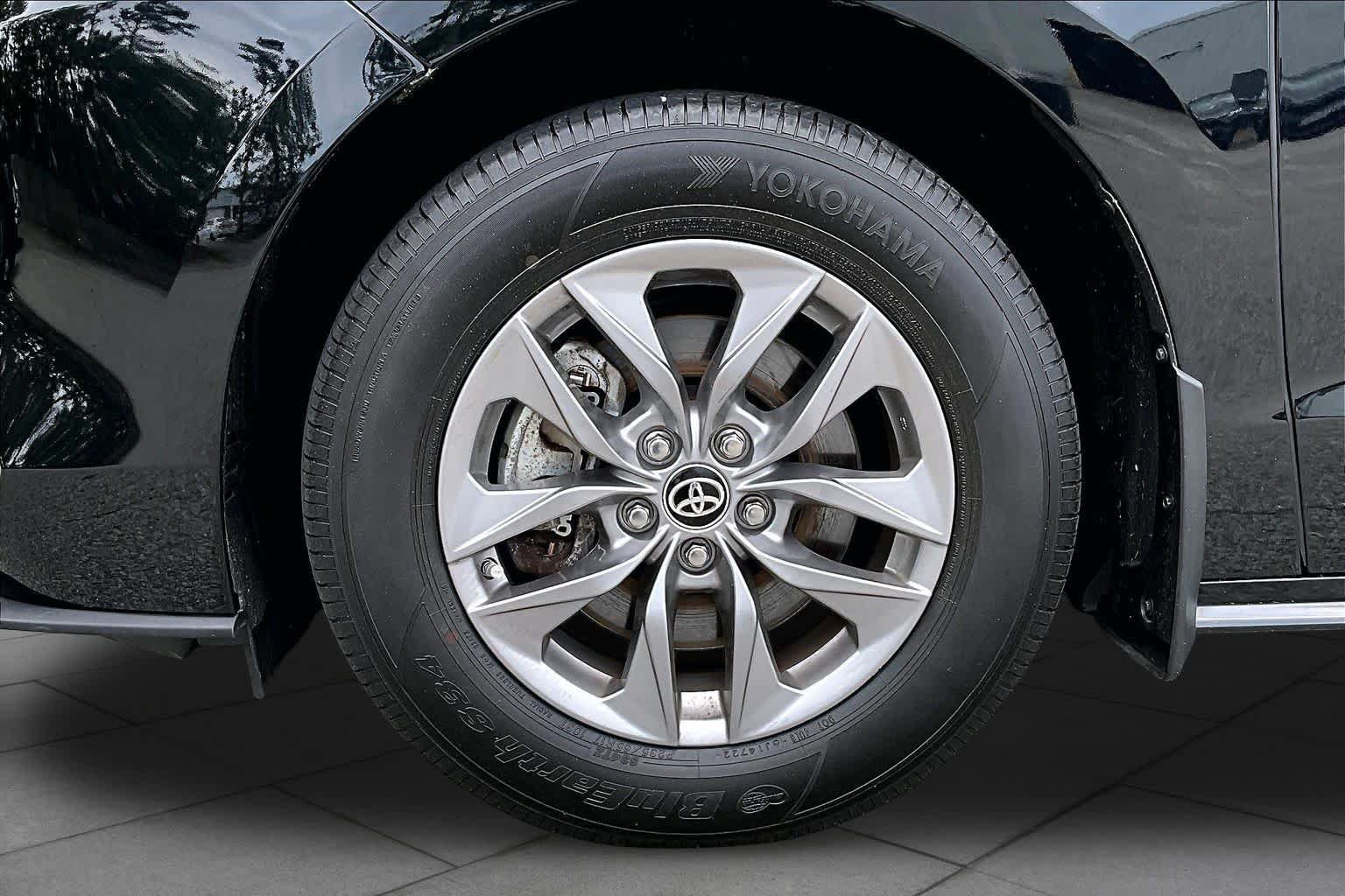 Certified 2023 Toyota Sienna XLE w/ XLE Plus Package AWD/4WD image 18