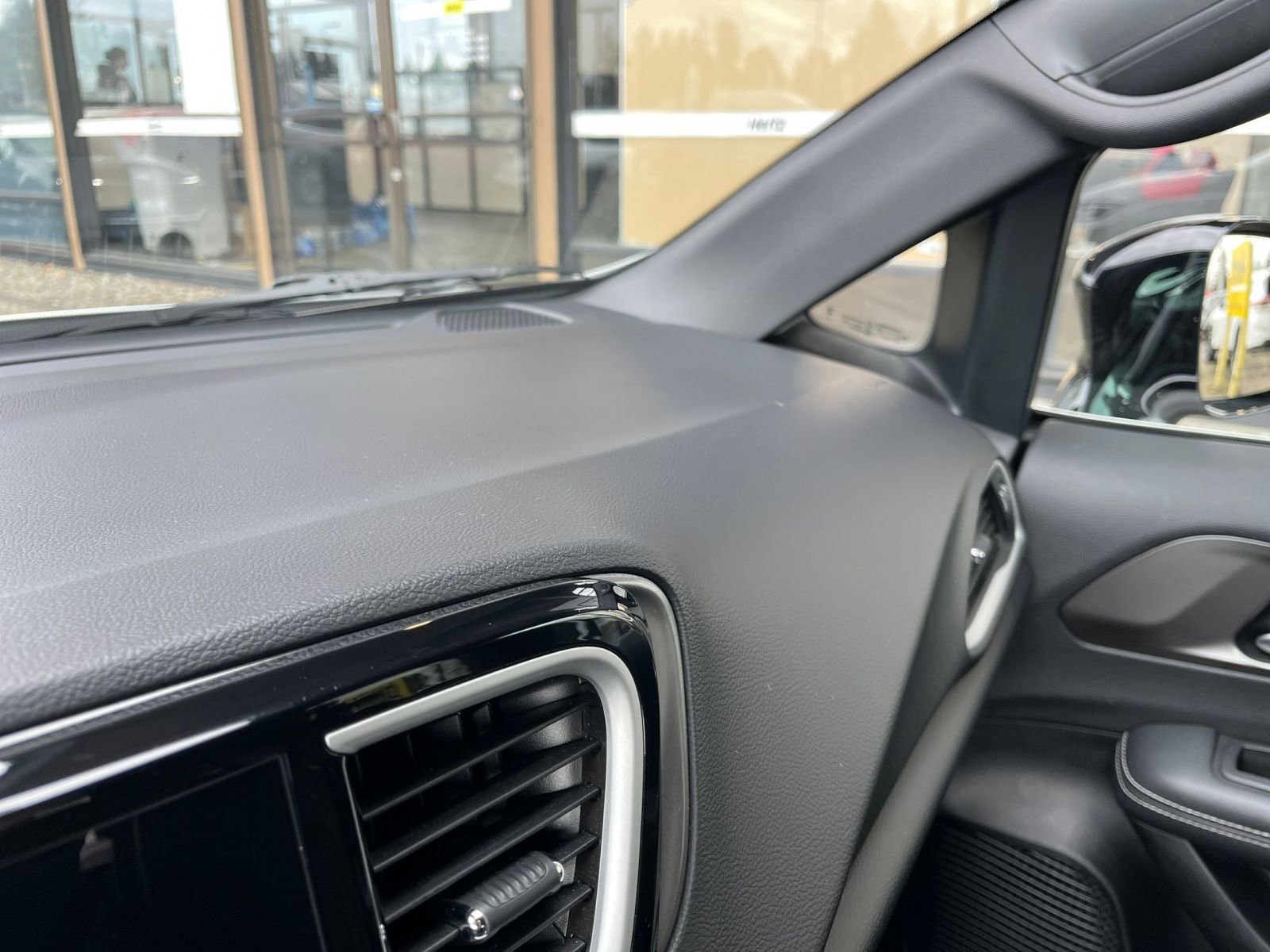 Used 2025 Chrysler Pacifica Select image 38