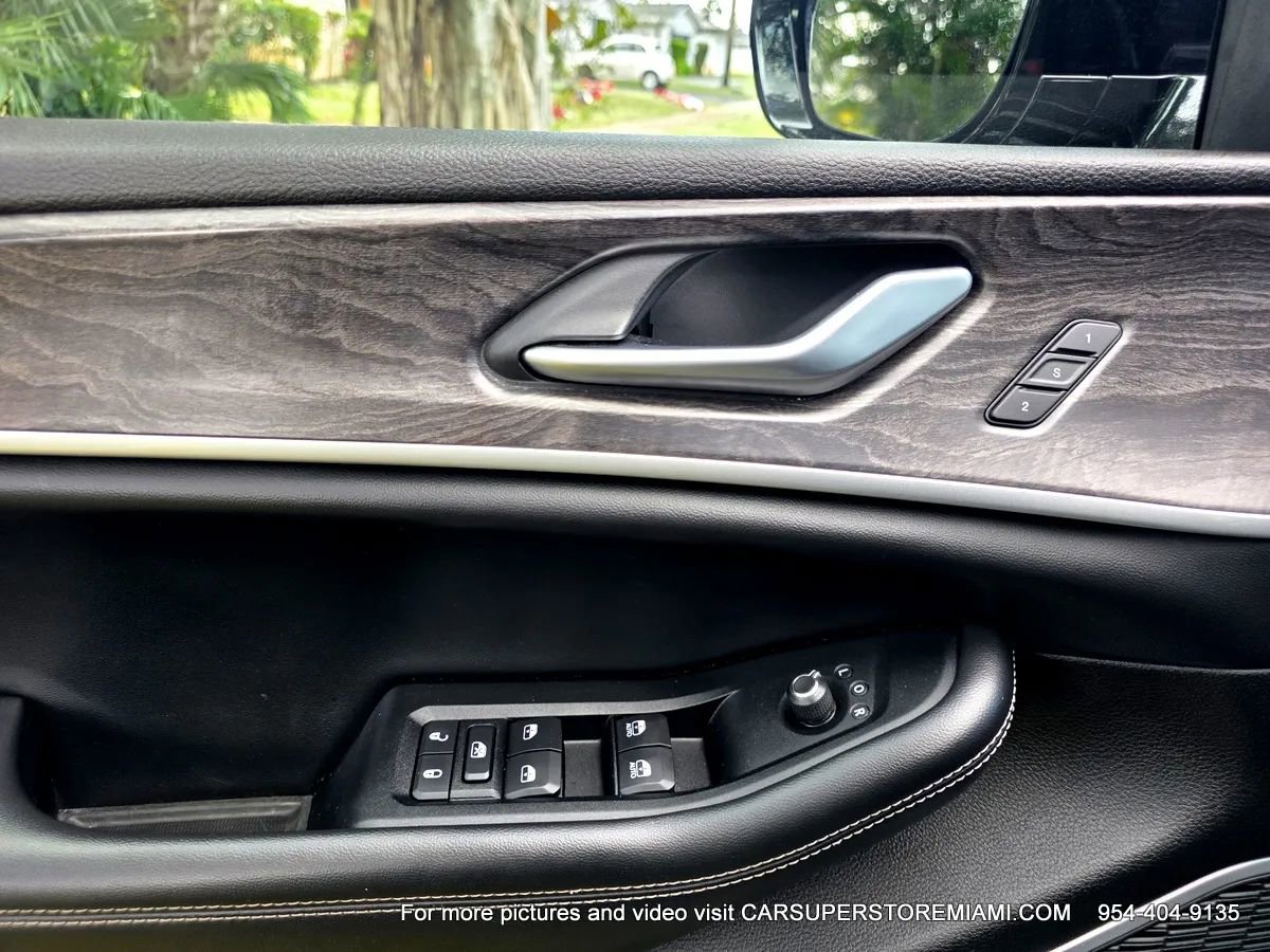 Used 2023 Jeep Grand Cherokee 4WD 4xe image 33