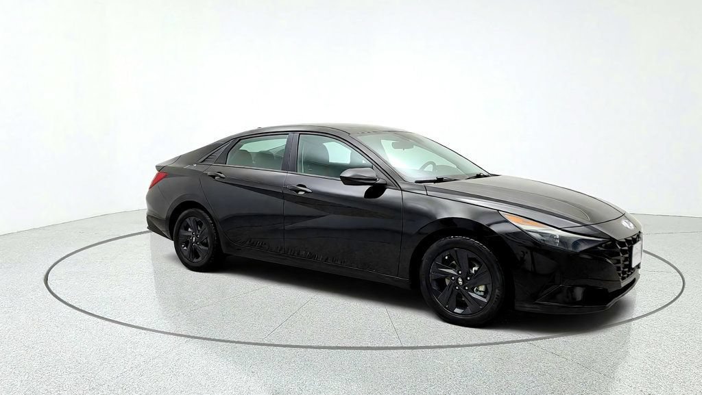 Used 2022 Hyundai Elantra SEL w/ Cargo Package FWD image 3