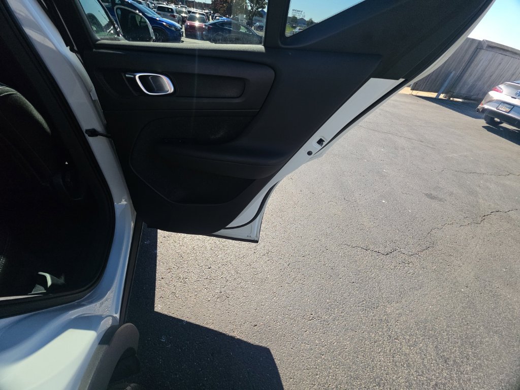 Used 2020 Volvo XC40 T4 Momentum FWD image 34