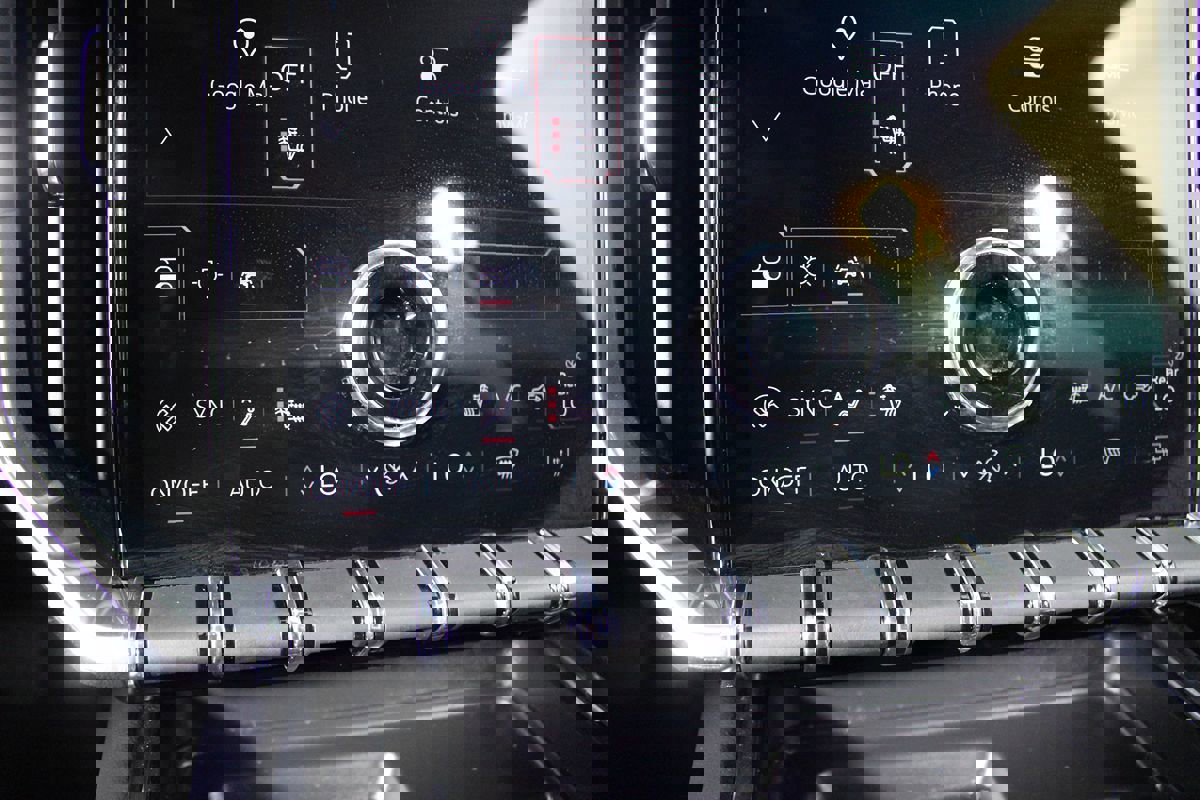 Used 2025 GMC Acadia Elevation image 32