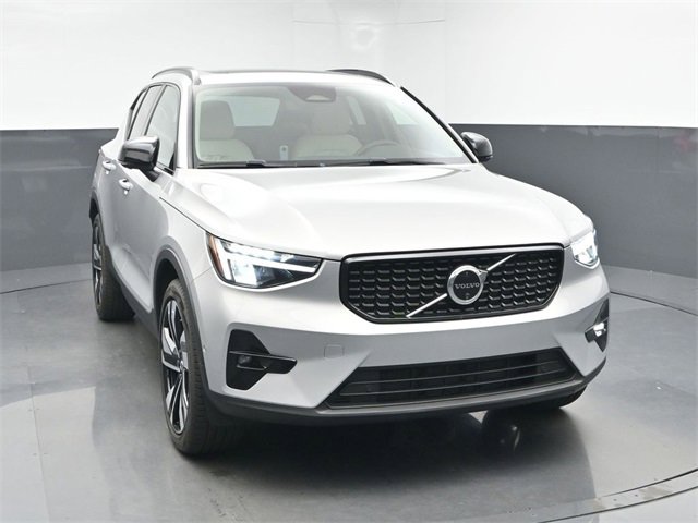 Used 2024 Volvo XC40 B5 Plus w/ Protection Package Premier image 2