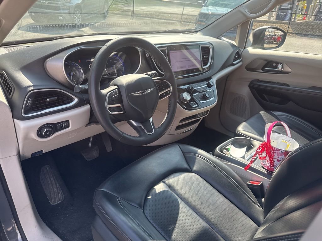 Used 2023 Chrysler Pacifica Touring-L image 11