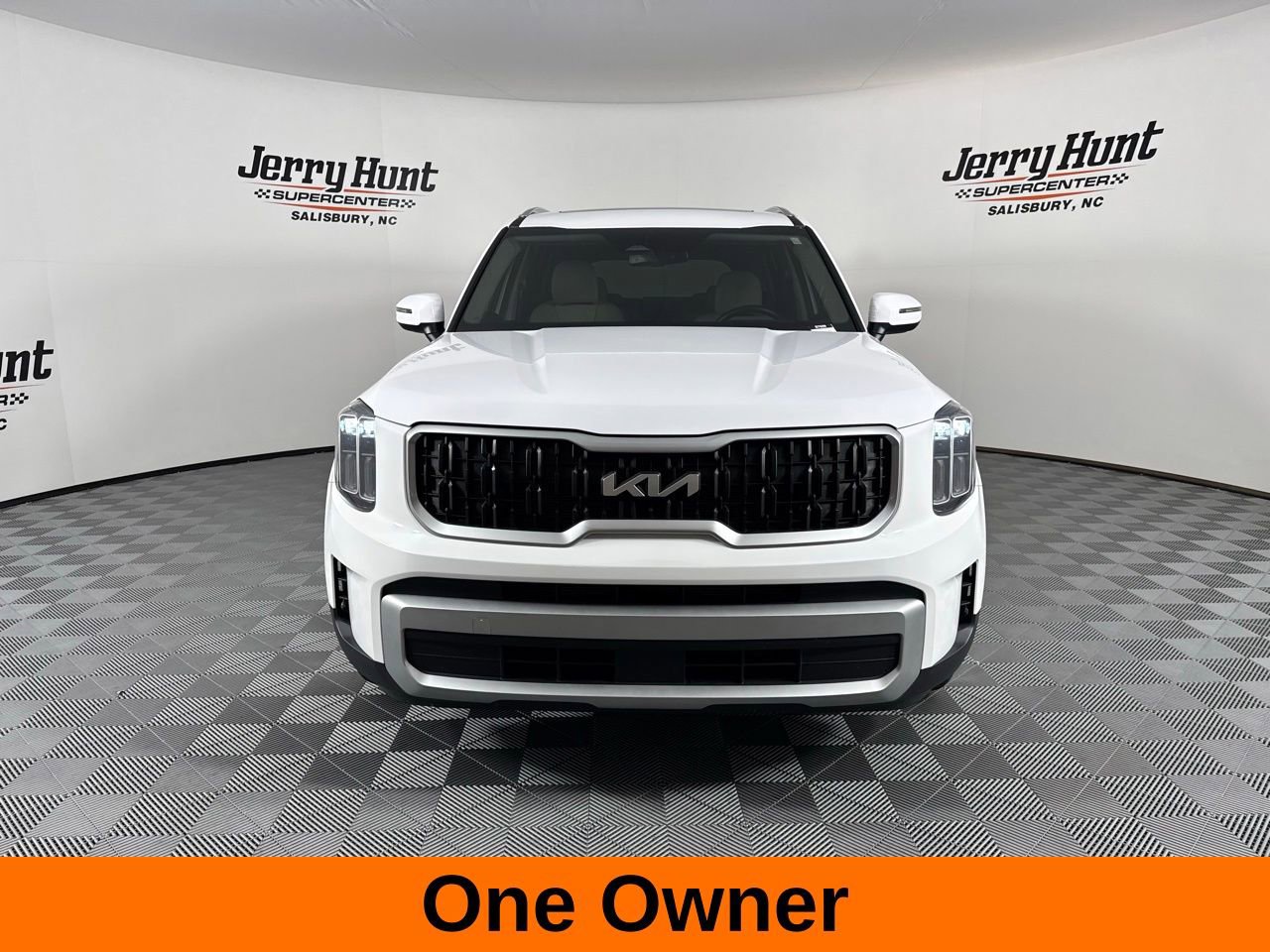 Used 2024 Kia Telluride EX w/ EX Captain's Chair Package image 4