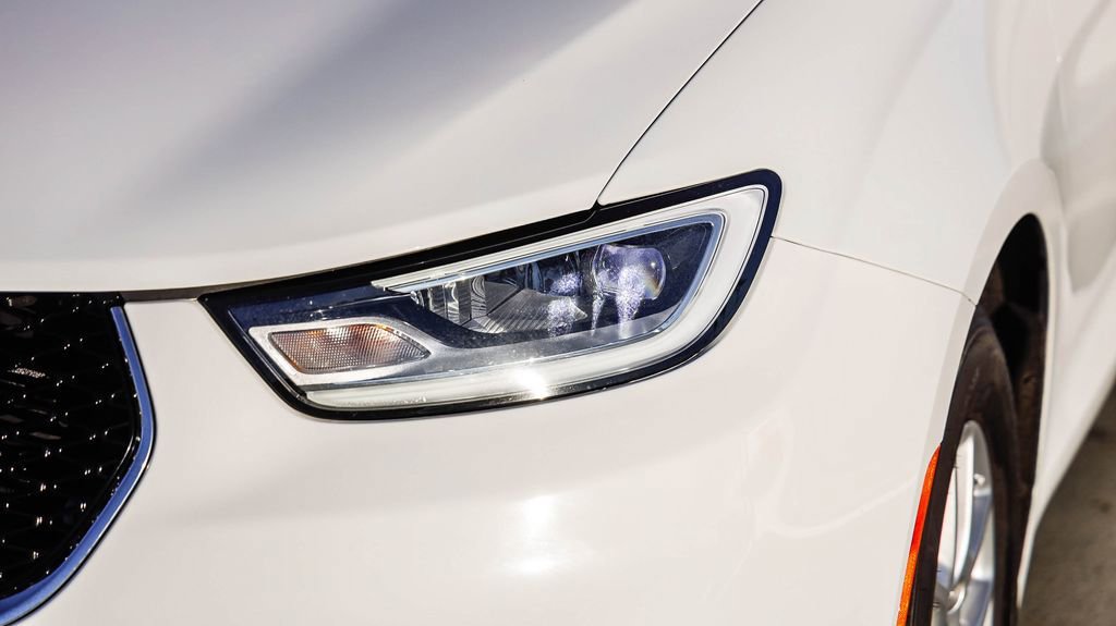 Certified 2023 Chrysler Pacifica Touring-L image 4