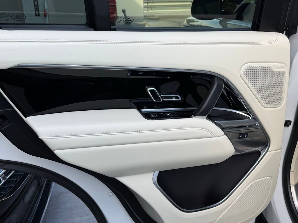 Used 2025 Land Rover Range Rover SE image 24