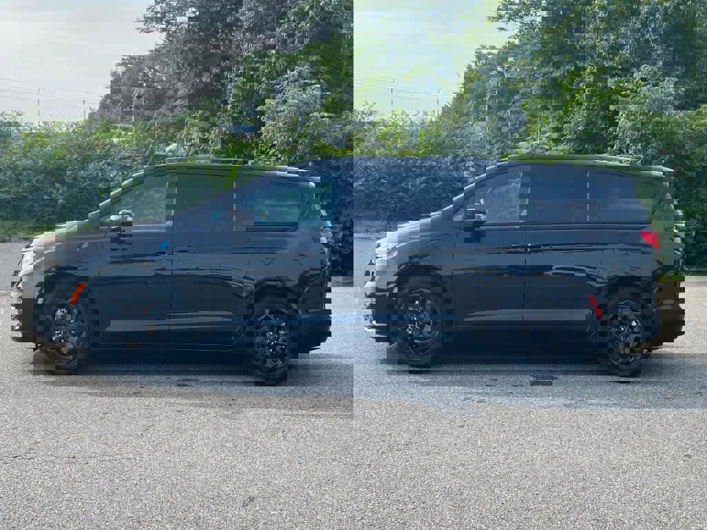 Used 2023 Chrysler Pacifica Limited w/ Uconnect Theater Family Group image 2