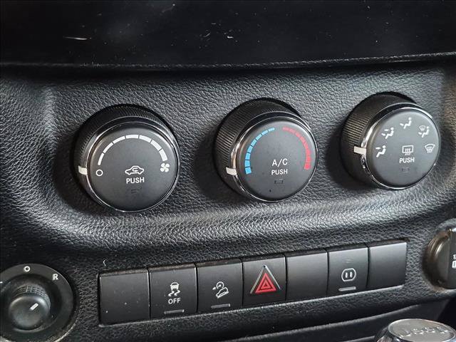 Used 2011 Jeep Wrangler Unlimited Rubicon w/ Connectivity Group AWD/4WD image 12