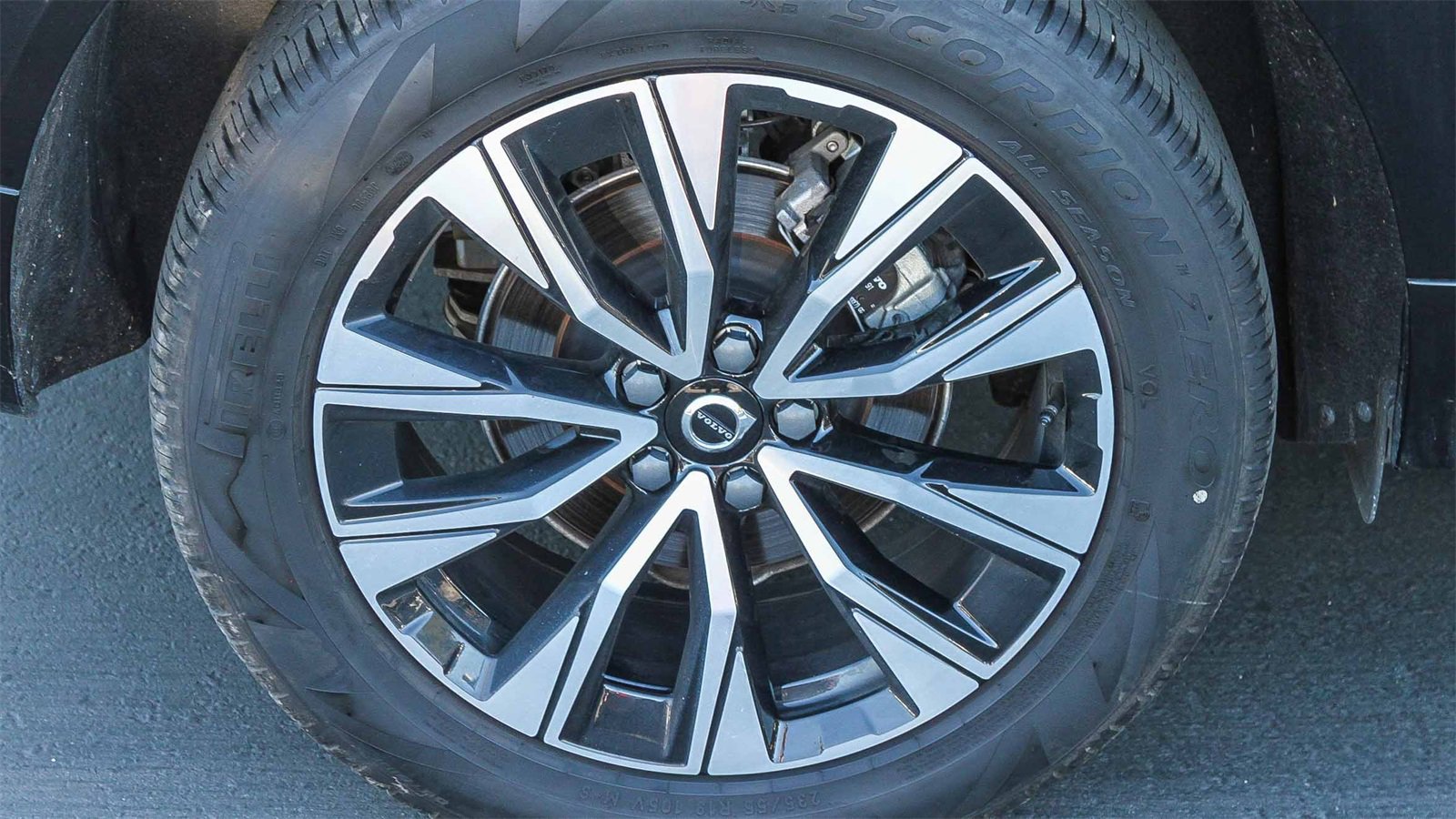 Used 2025 Volvo XC60 B5 Plus image 11