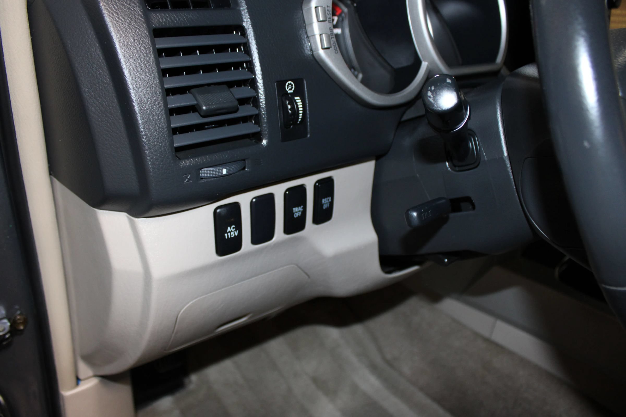 Used 2004 Toyota 4Runner Limited w/ Preferred Accessory Pkg RWD image 9