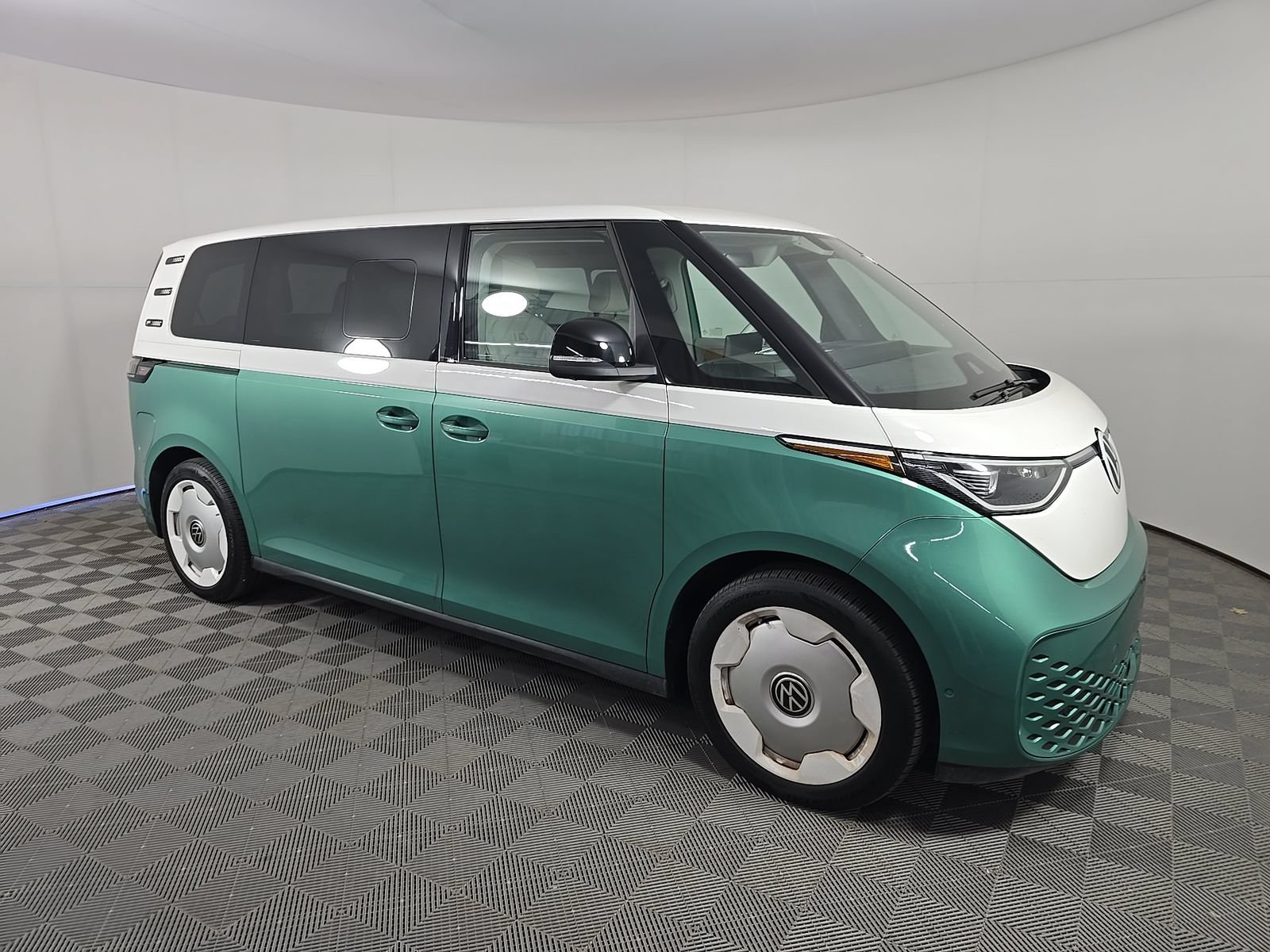 Used 2025 Volkswagen ID. Buzz 1st Edition RWD image 5