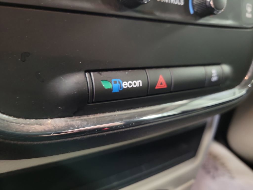 Used 2019 Dodge Grand Caravan SE w/ UConnect Hands-Free Group image 16