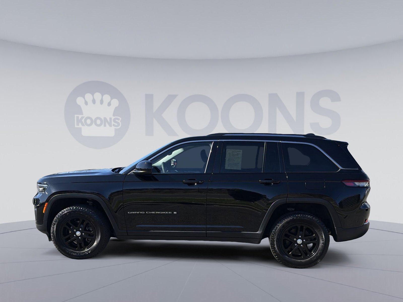 Used 2023 Jeep Grand Cherokee Laredo w/ Luxury Tech Group I image 2
