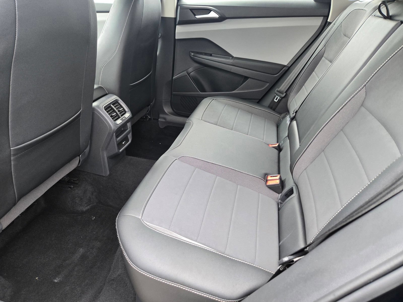 Used 2022 Volkswagen Taos SE FWD image 16