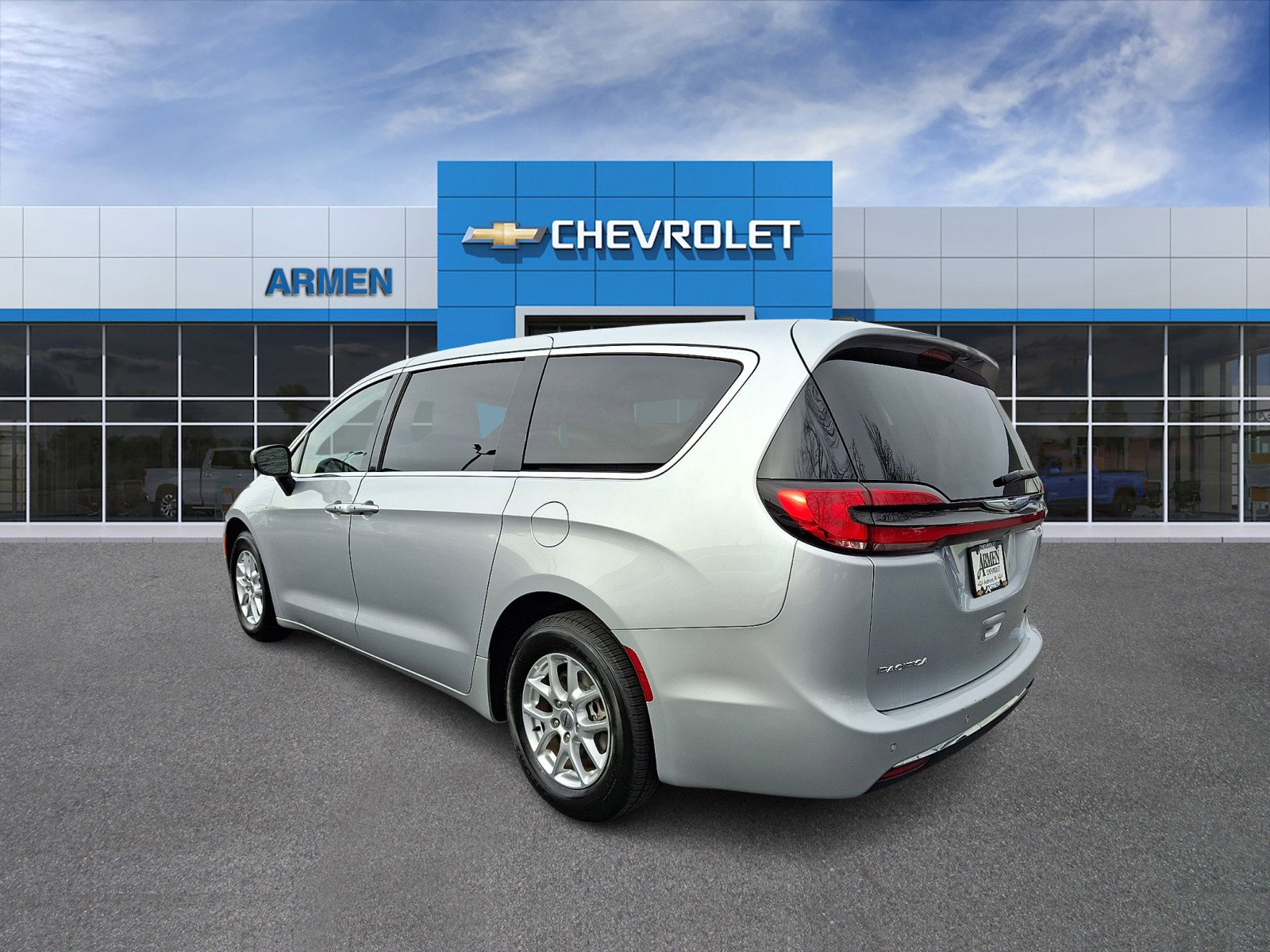 Used 2023 Chrysler Pacifica Touring-L image 7