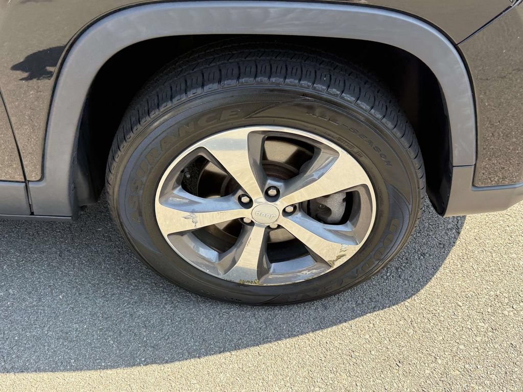 Used 2019 Jeep Cherokee Limited AWD/4WD image 13