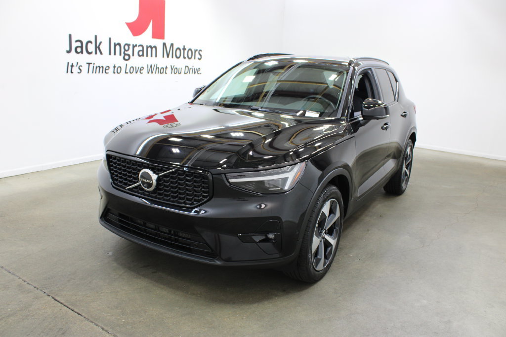 Certified 2026 Volvo XC40 B5 Plus AWD/4WD image 2