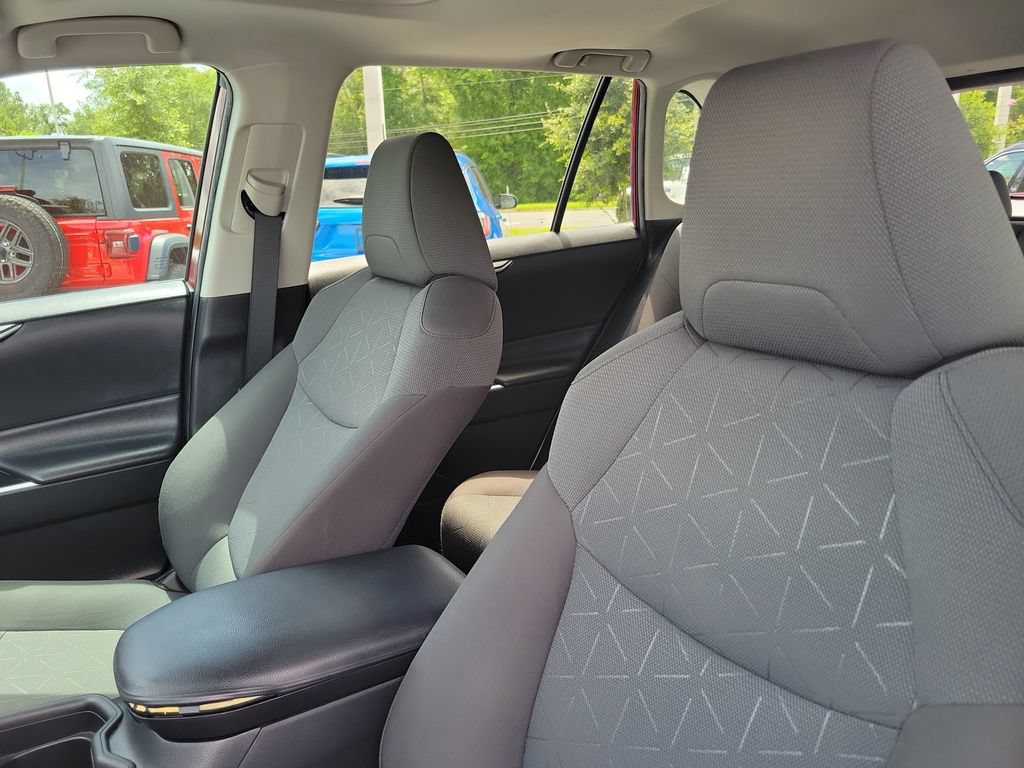 Used 2021 Toyota RAV4 XLE w/ Convenience Package FWD image 22