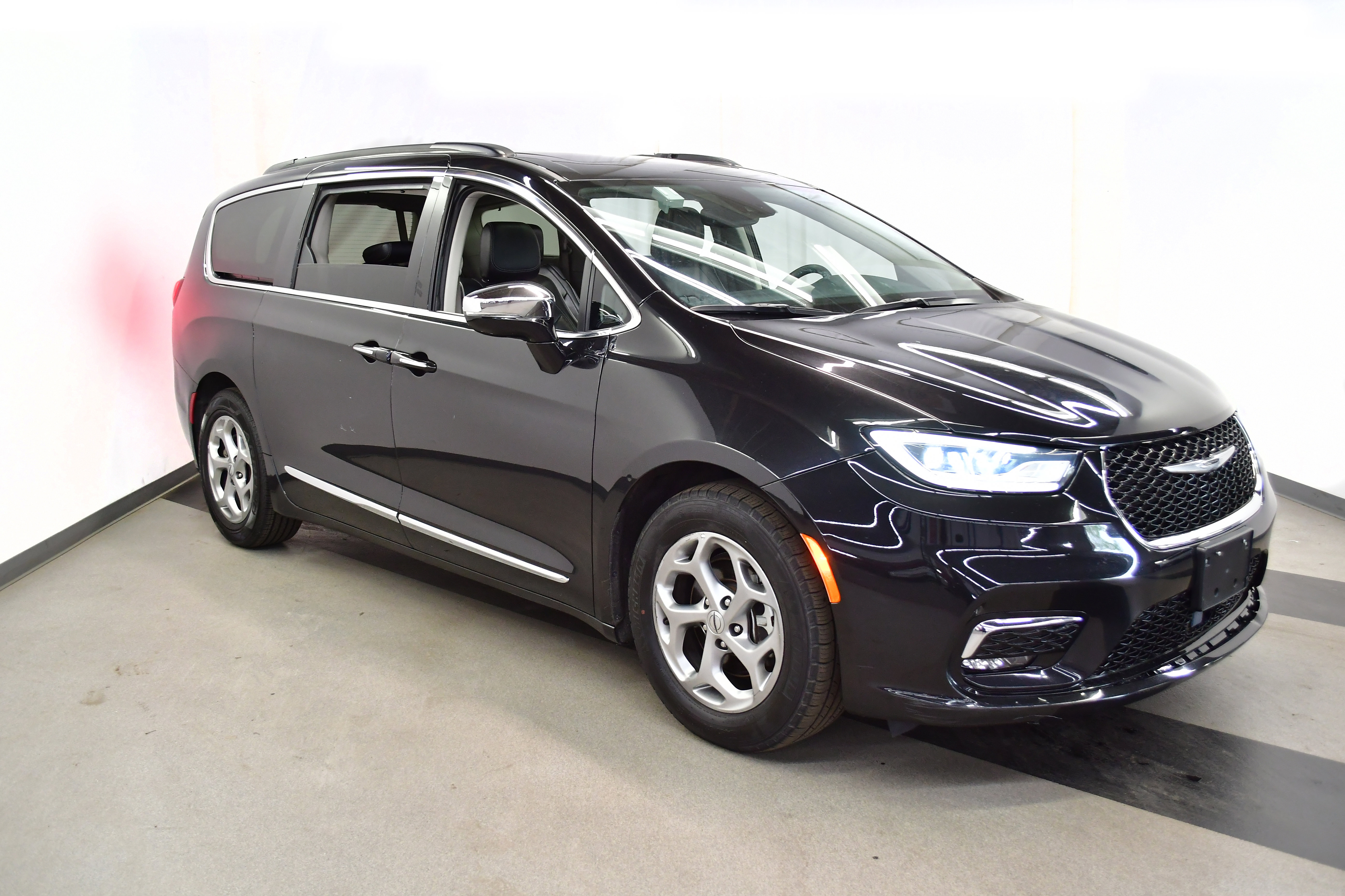 Used 2023 Chrysler Pacifica Limited FWD image 2