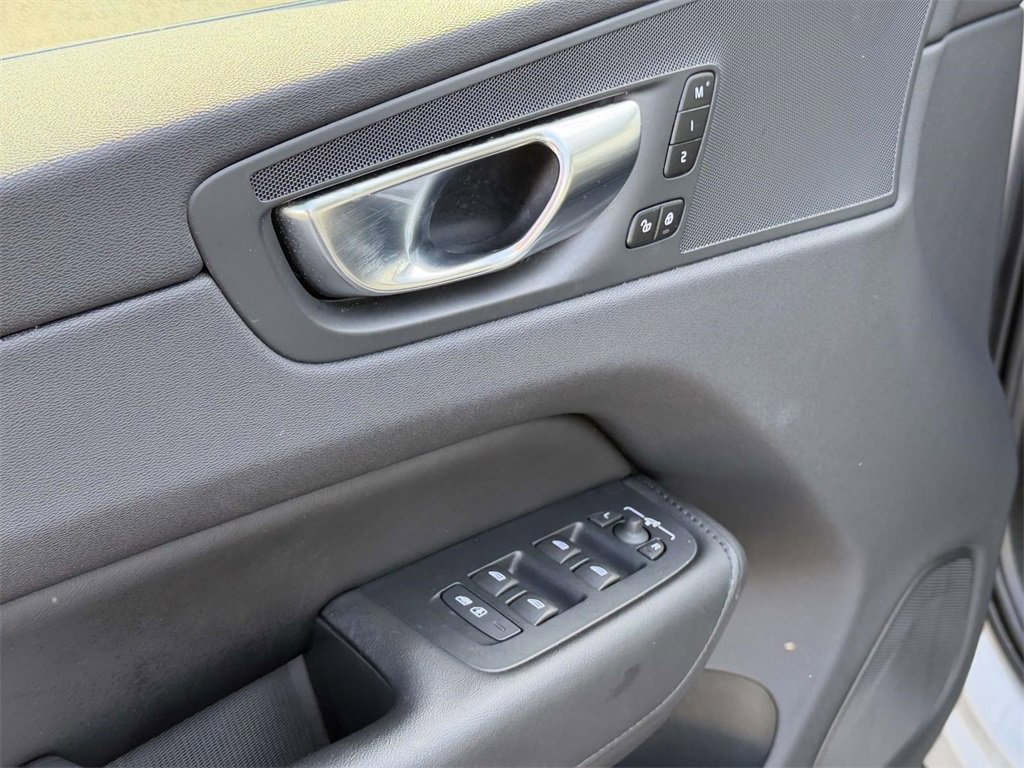 Used 2025 Volvo XC60 B5 Plus image 18