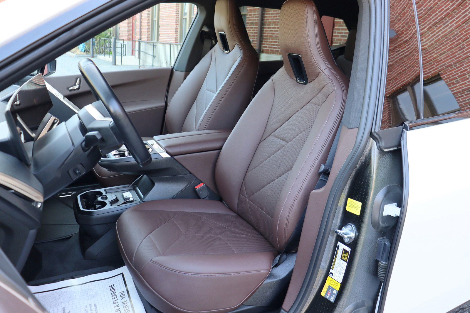 Used 2023 BMW iX xDrive50 w/ Sport Package AWD/4WD image 12