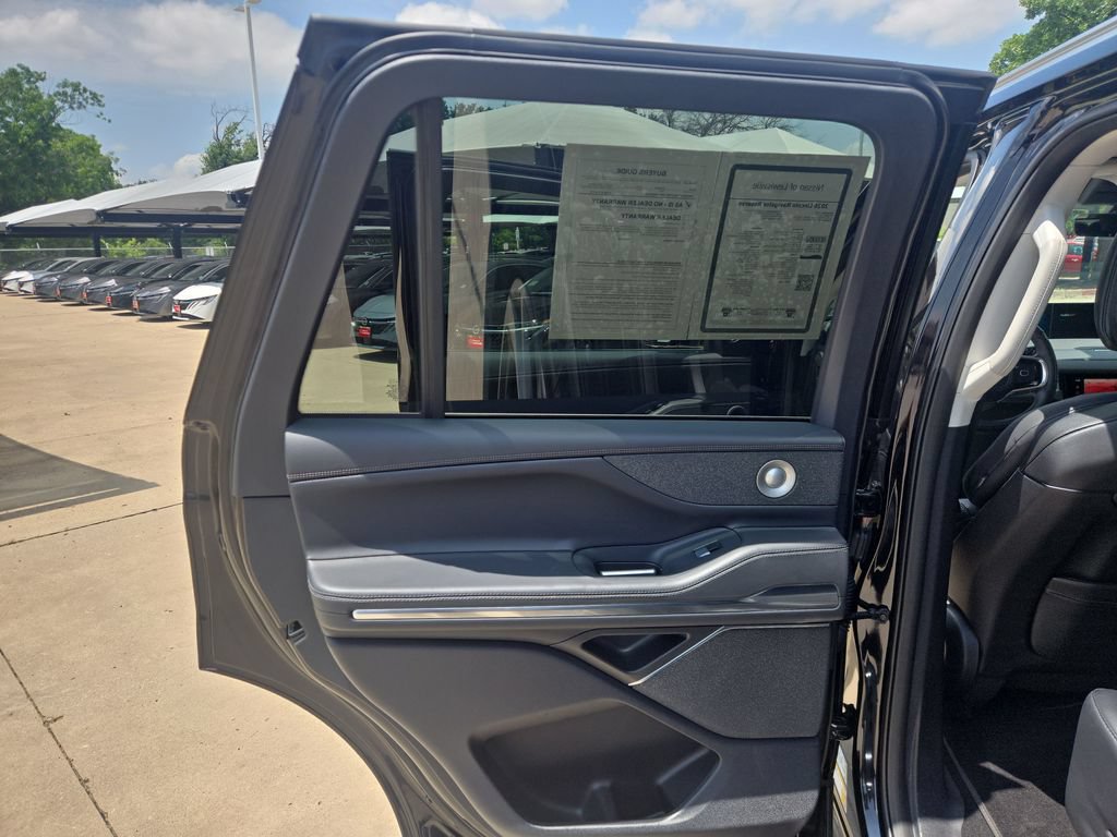 Used 2026 Lincoln Navigator Reserve AWD/4WD image 10