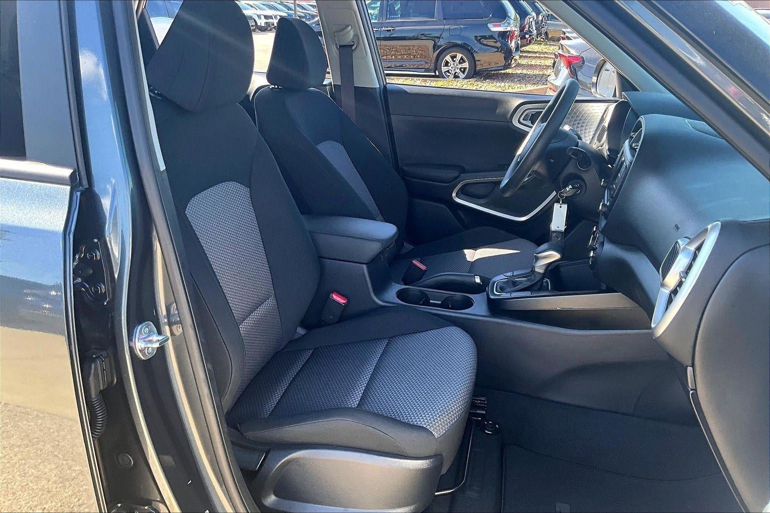 Used 2025 Kia Soul LX w/ LX Technology Package FWD image 29