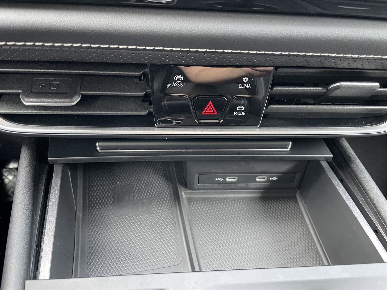 Used 2024 Volkswagen Atlas SE image 30