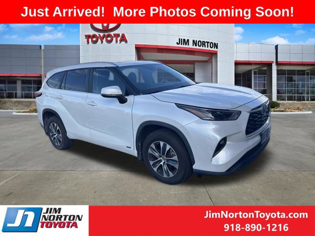 Used 2023 Toyota Highlander XLE AWD/4WD image 1