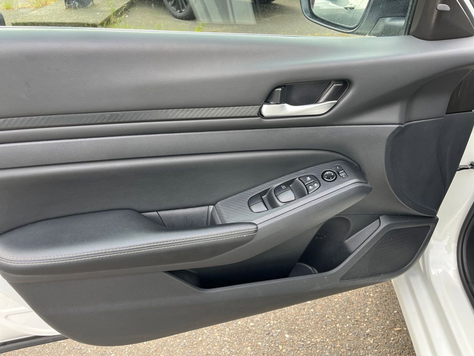Used 2025 Nissan Altima 2.5 SV FWD image 18