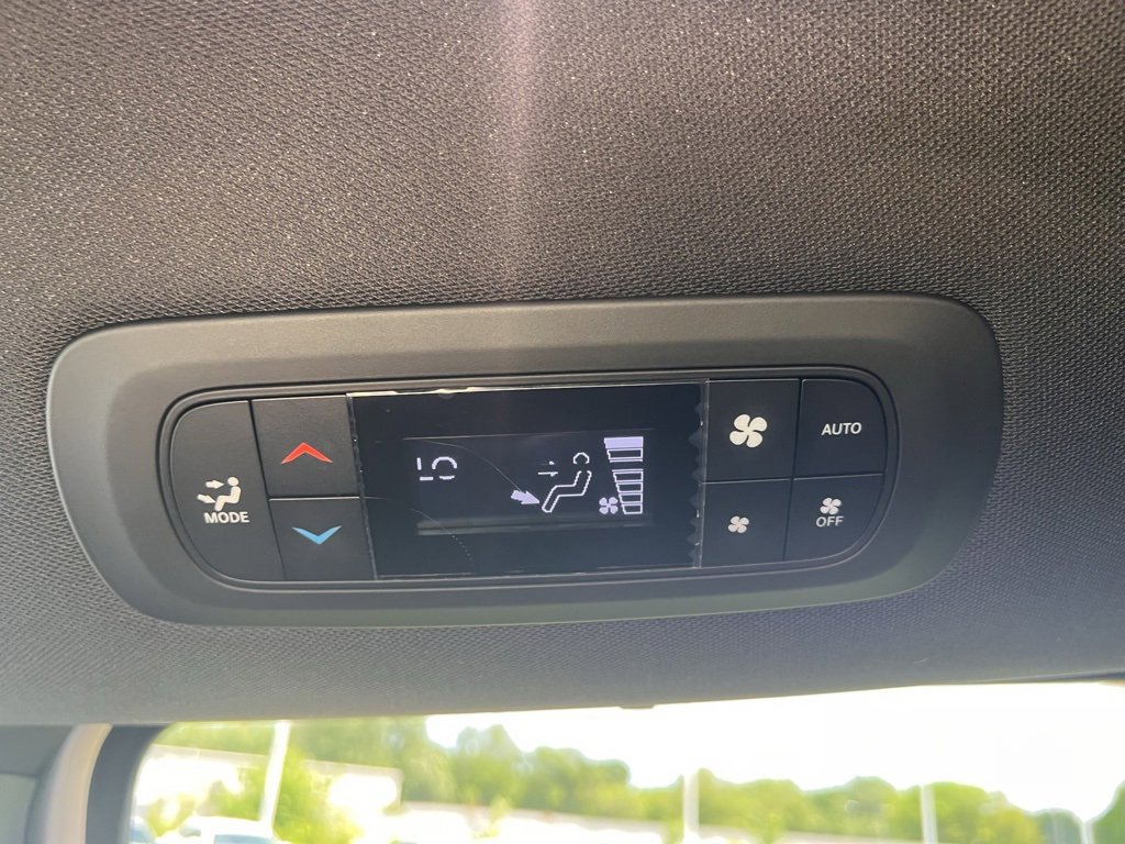 Used 2025 Chrysler Pacifica Select image 34