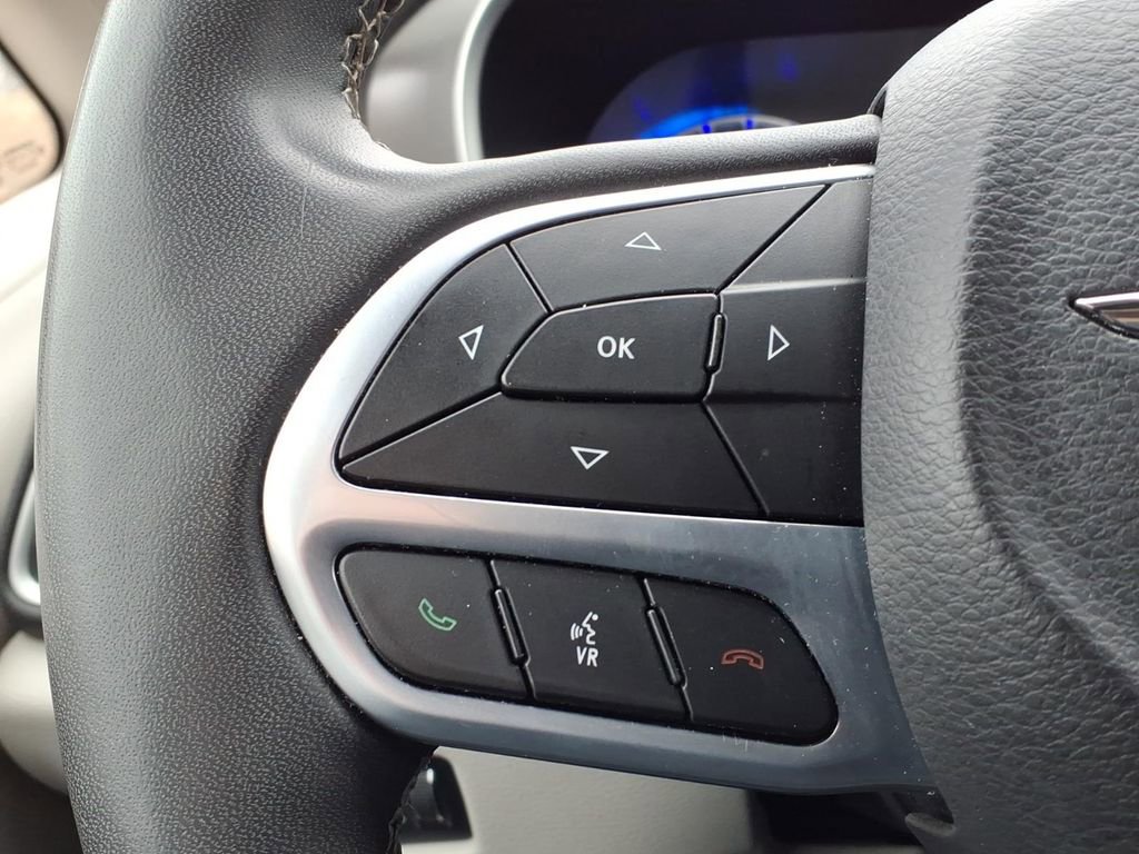 Used 2023 Chrysler Pacifica Touring-L image 28