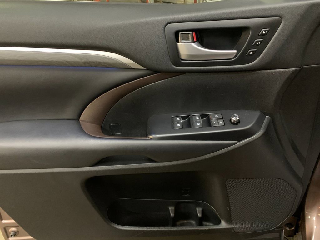 Used 2018 Toyota Highlander Limited image 12
