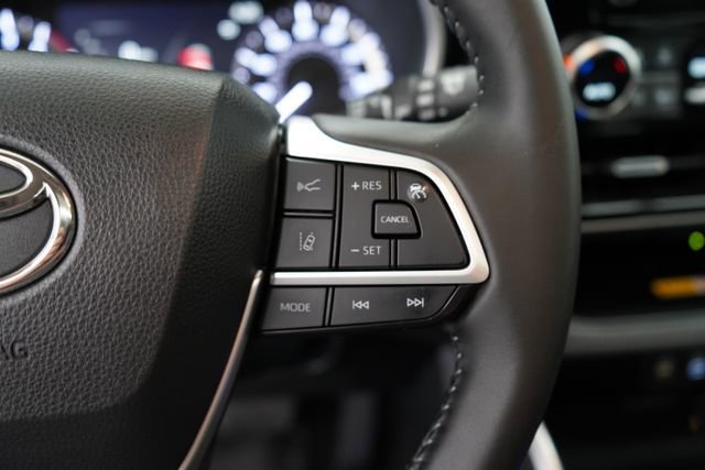 Used 2023 Toyota Highlander XLE image 19