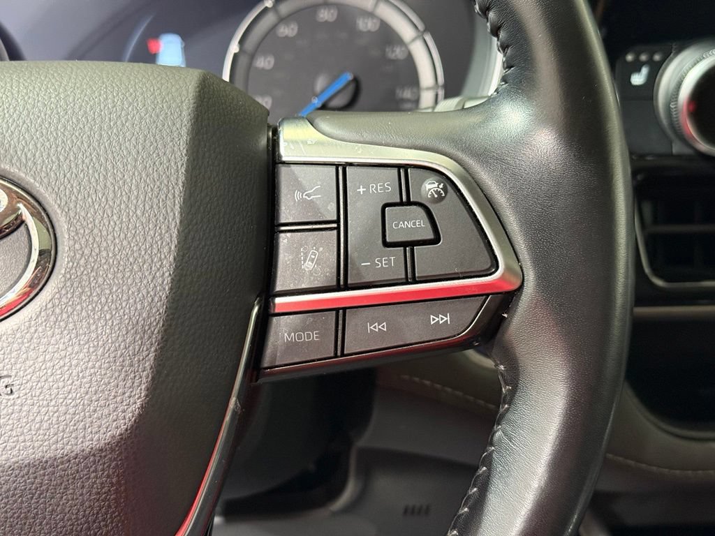 Used 2021 Toyota Highlander XLE AWD/4WD image 28