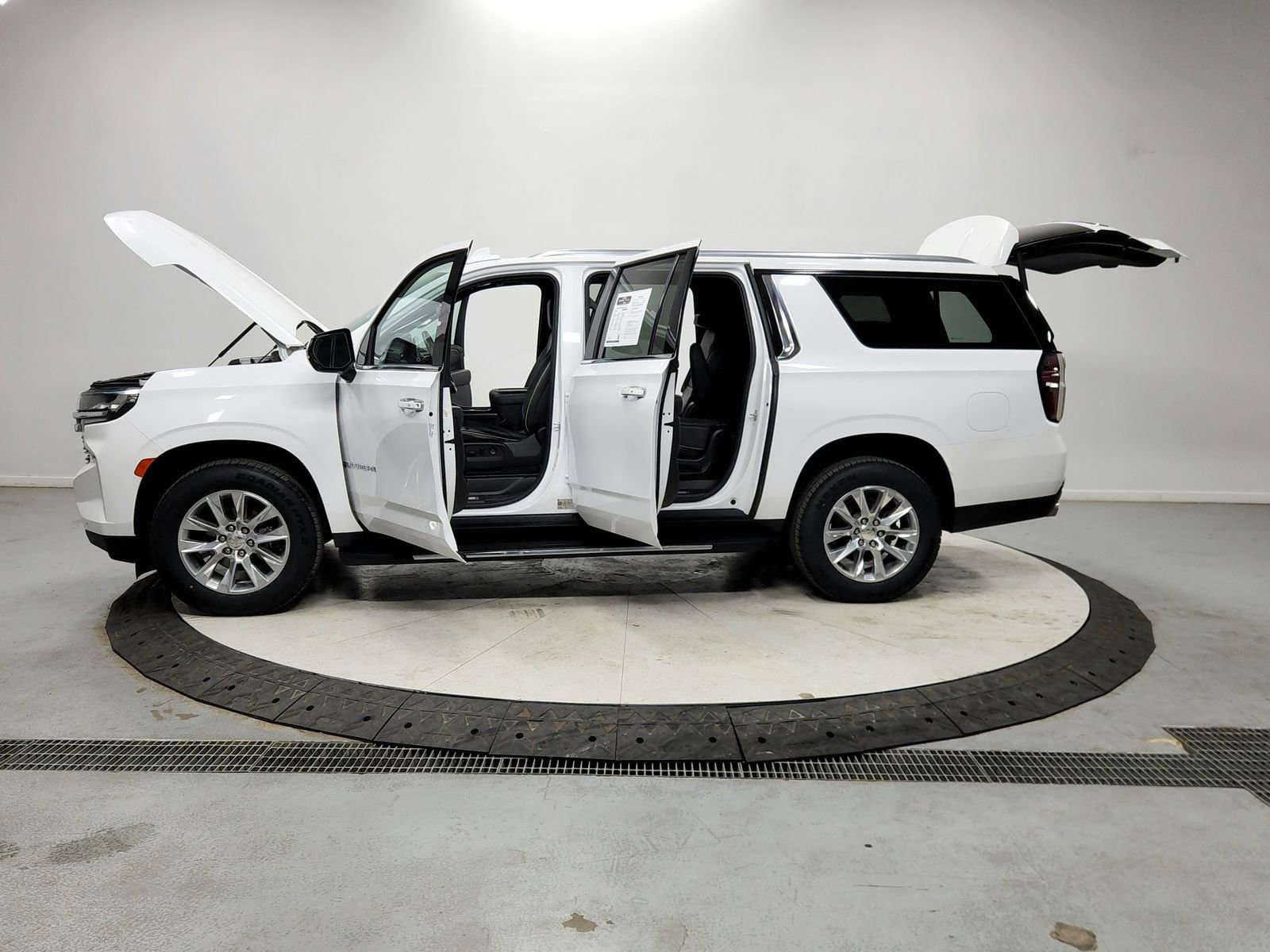 Used 2023 Chevrolet Suburban Premier image 12