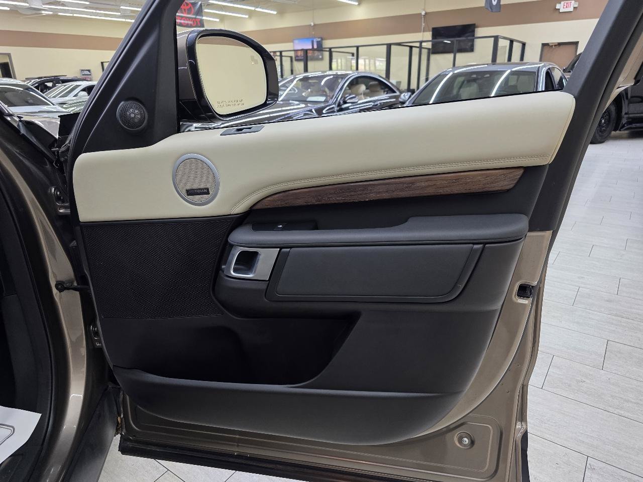 Used 2017 Land Rover Discovery HSE AWD/4WD image 43