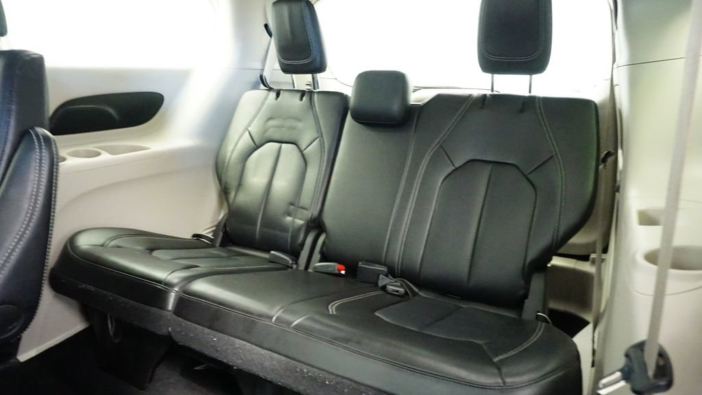 Certified 2024 Chrysler Pacifica Touring-L image 19