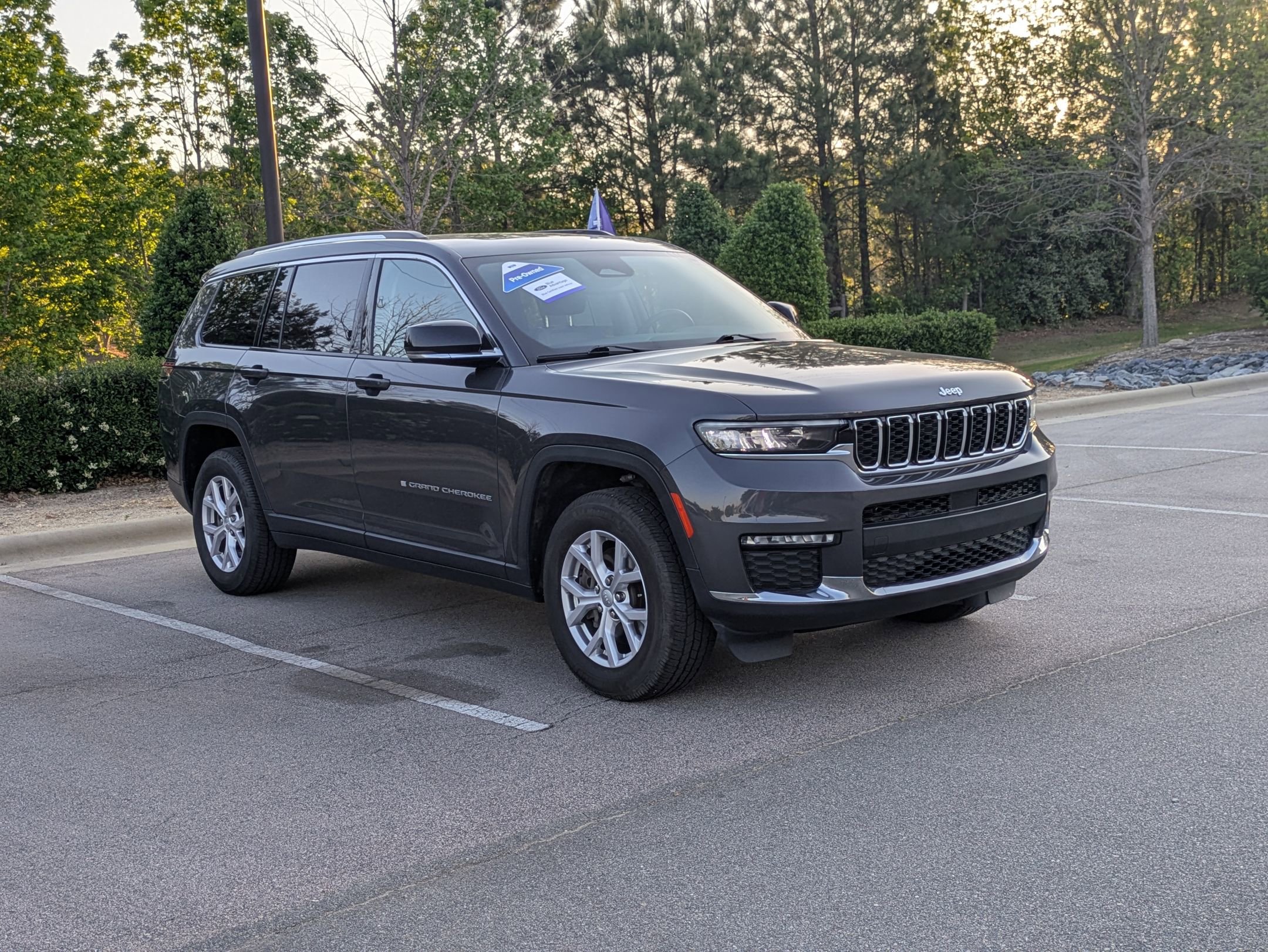 Used 2022 Jeep Grand Cherokee L Limited AWD/4WD image 2