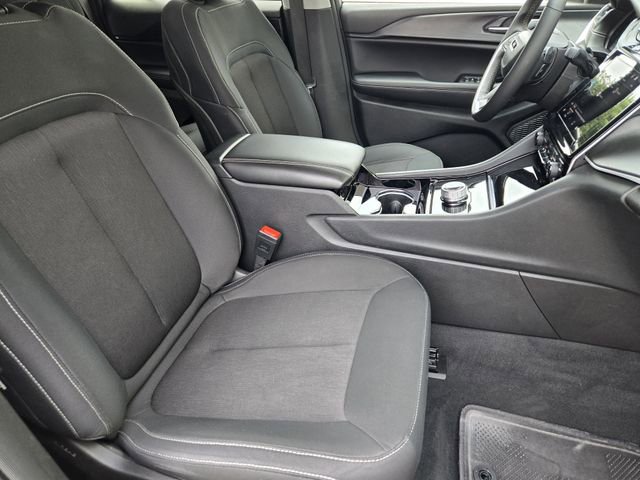 Used 2023 Jeep Grand Cherokee Laredo w/ Luxury Tech Group I AWD/4WD image 16