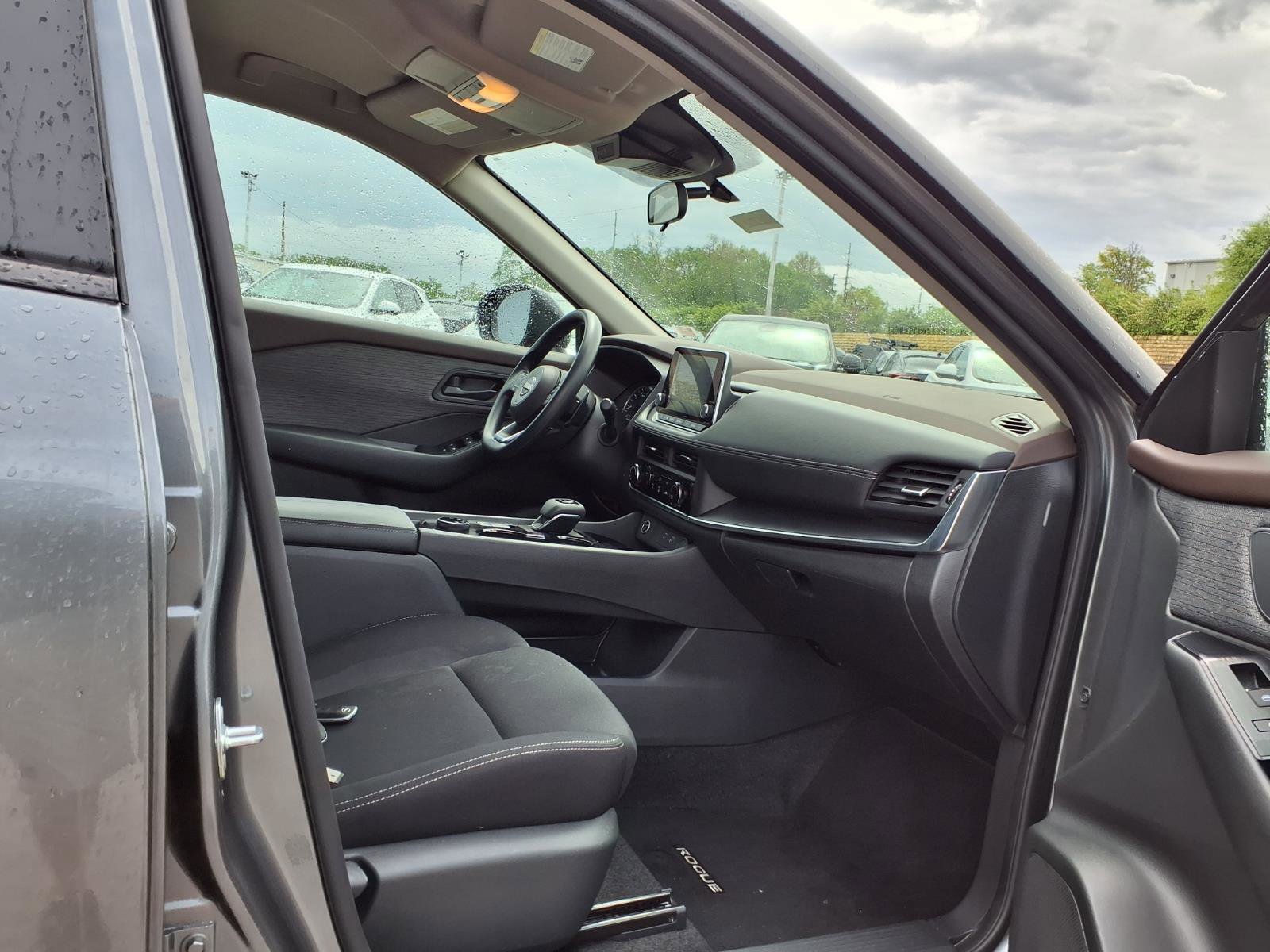 Used 2023 Nissan Rogue S image 22