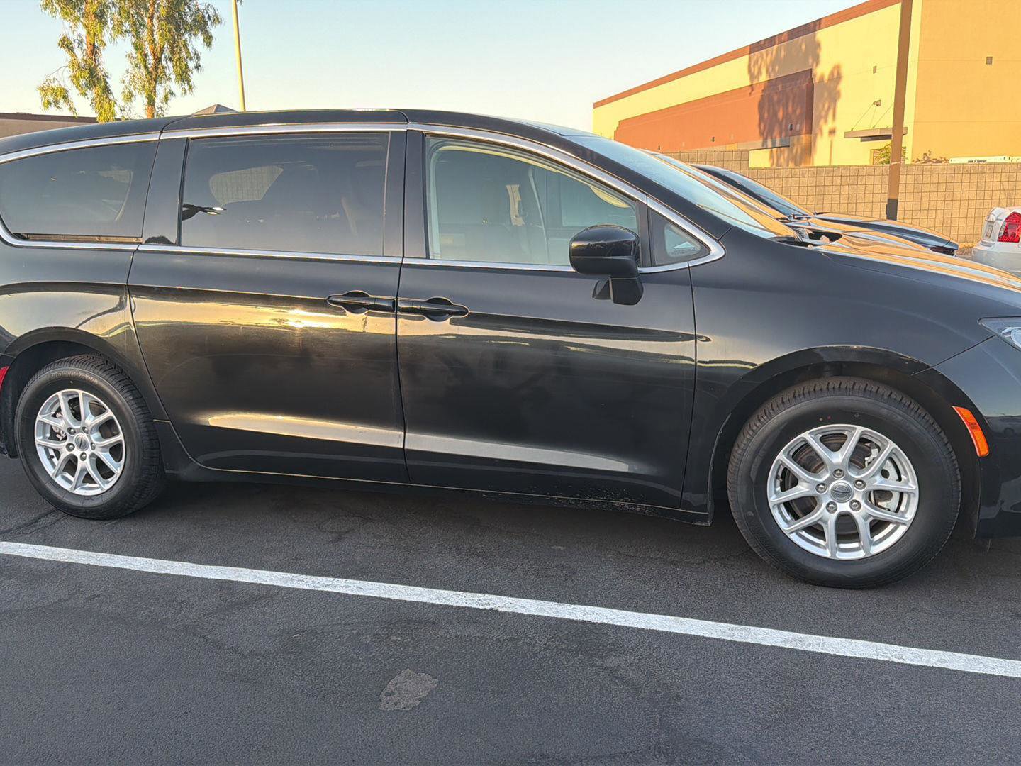 Used 2023 Chrysler Voyager LX FWD image 2