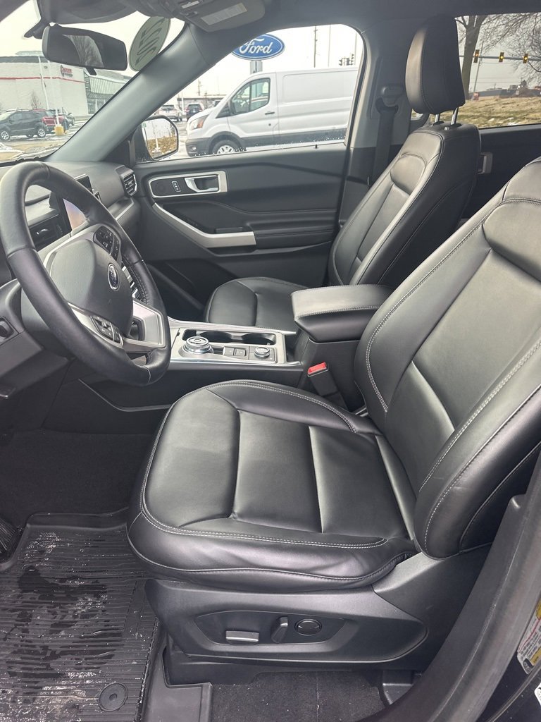 Used 2022 Ford Explorer XLT w/ Equipment Group 202A image 9
