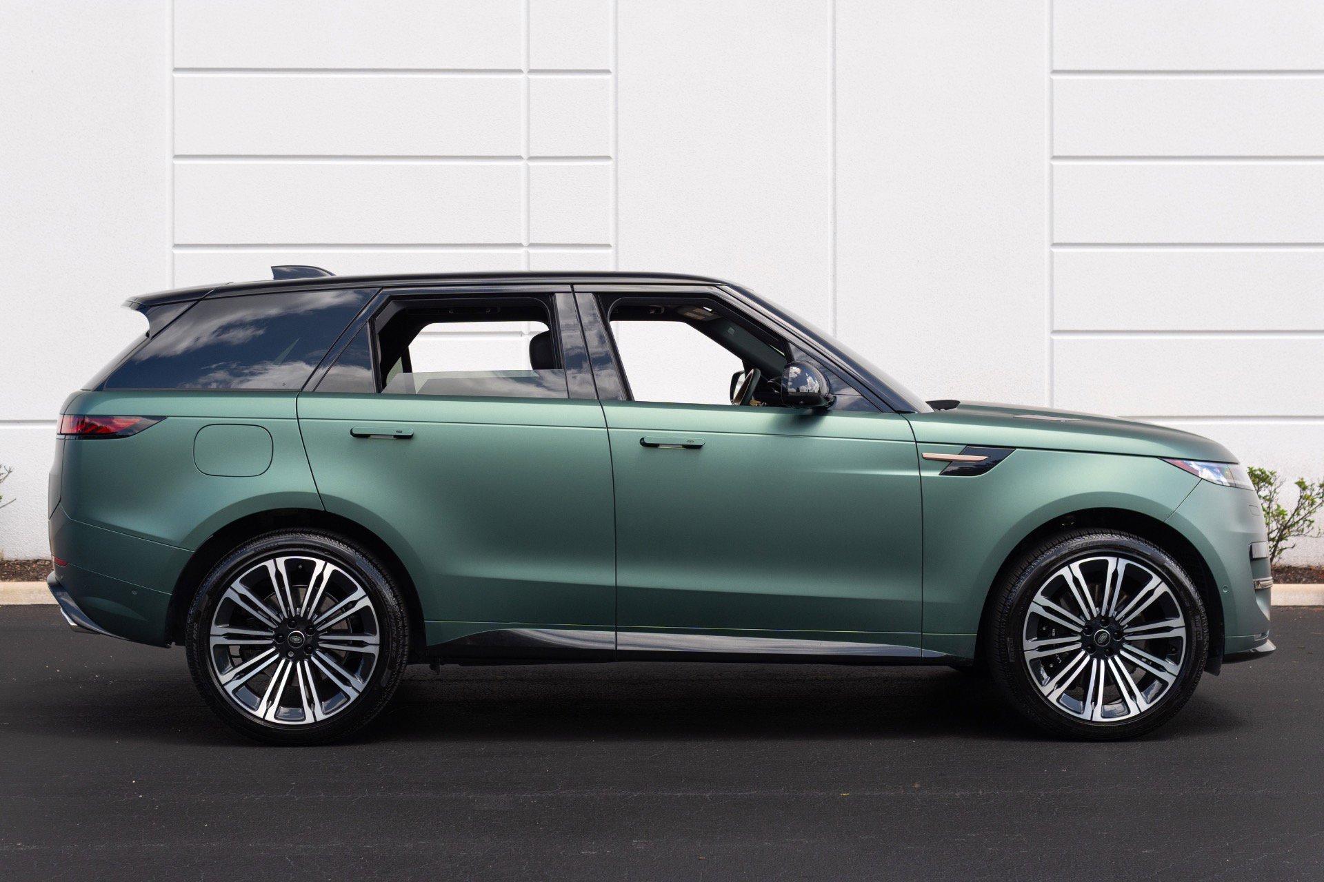 Used 2025 Land Rover Range Rover Sport Dynamic SE AWD/4WD image 13