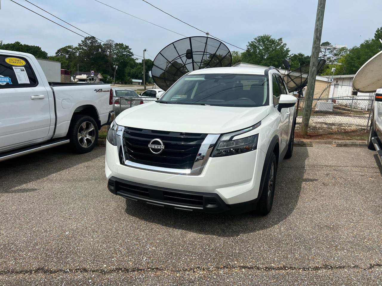 Used 2025 Nissan Pathfinder SV AWD/4WD image 2