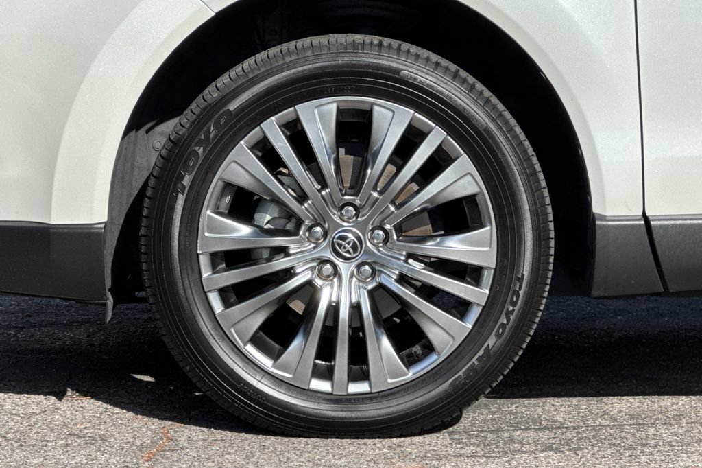 Certified 2022 Toyota Venza XLE AWD/4WD image 25