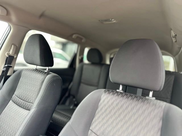 Used 2017 Nissan Rogue SV image 11